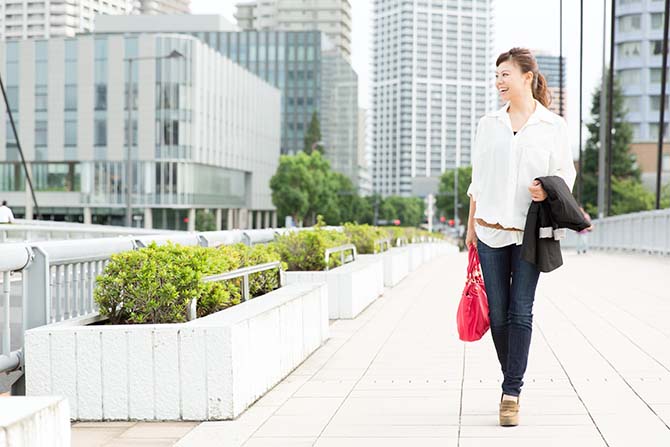 通りを歩く女性