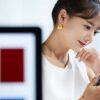 銀行カードローンに申込む女性